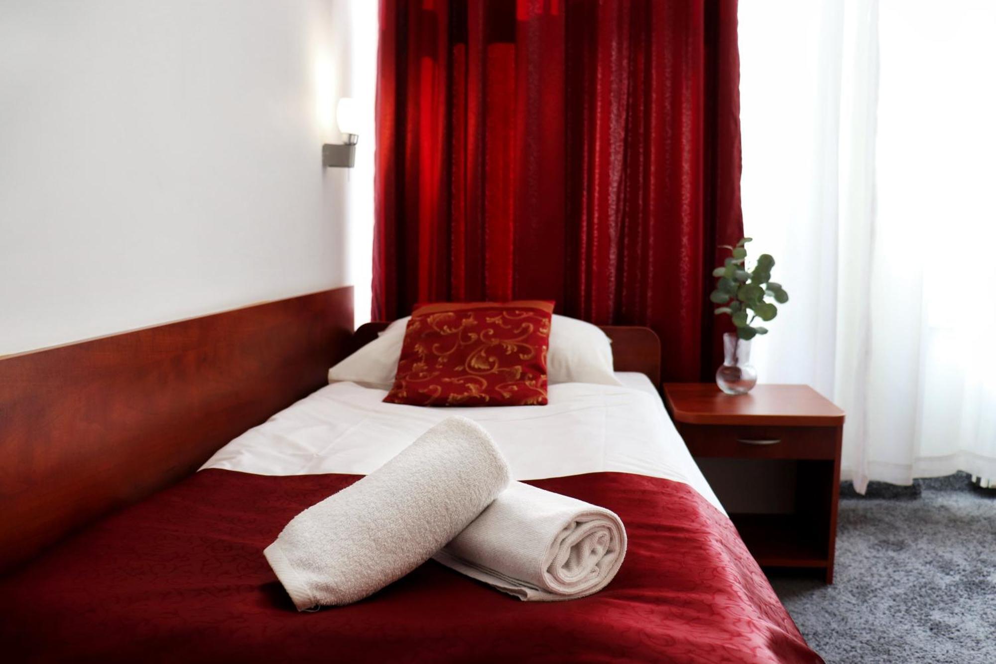 Hotel Lothus Вроцлав Екстериор снимка