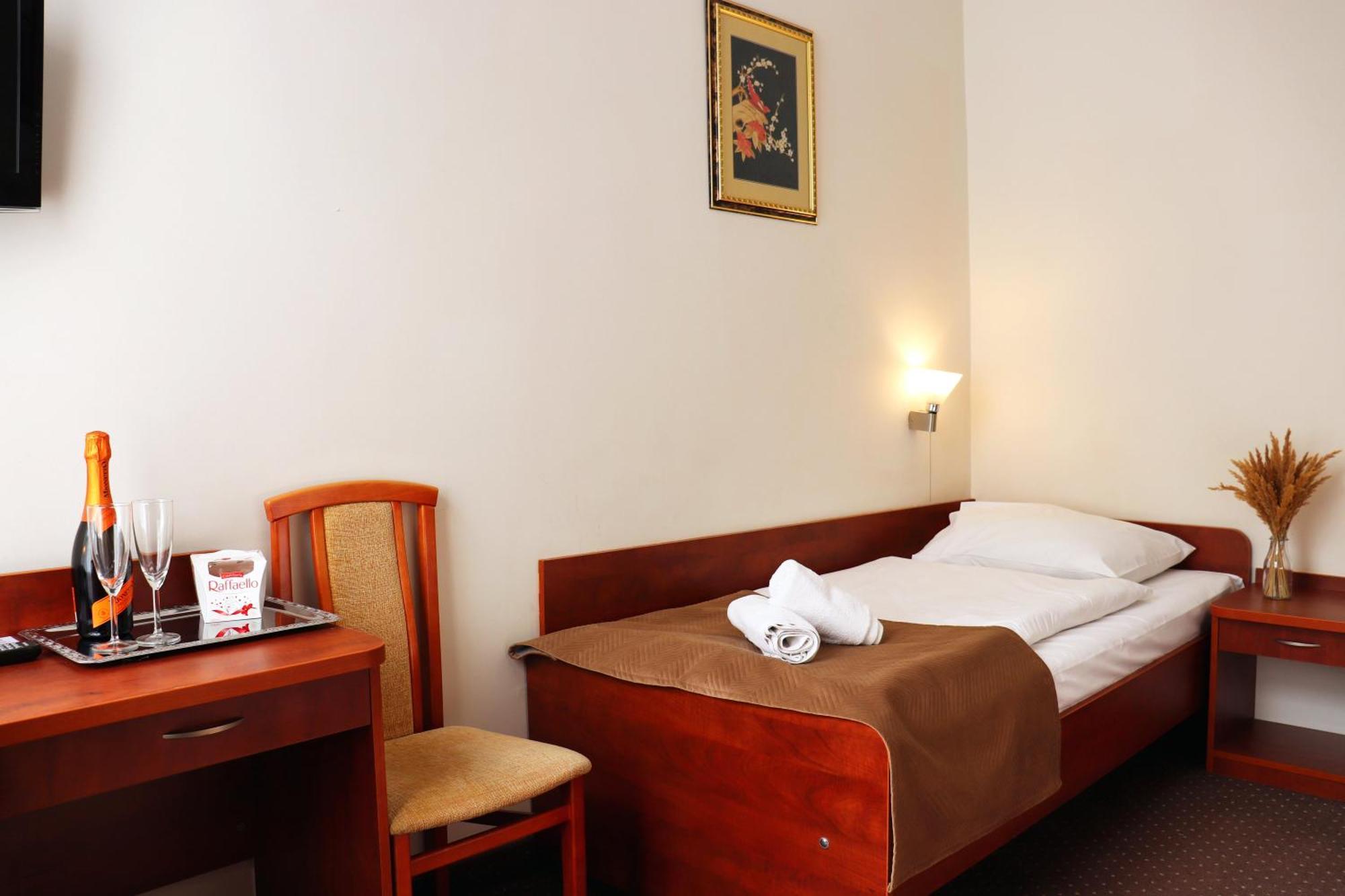 Hotel Lothus Вроцлав Екстериор снимка